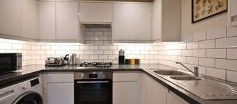 Spacious 3-bedroom apartment in charming Redhill with WiFi