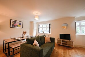 Living area - Spacious 3-bedroom apartment in charming Redhill with WiFi (Redhill)