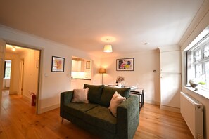 Living area - Spacious 3-bedroom apartment in charming Redhill with WiFi (Redhill)