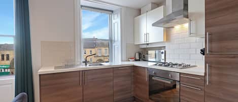 Apartment, City View | Private kitchen | Coffee/tea maker, electric kettle, dining tables