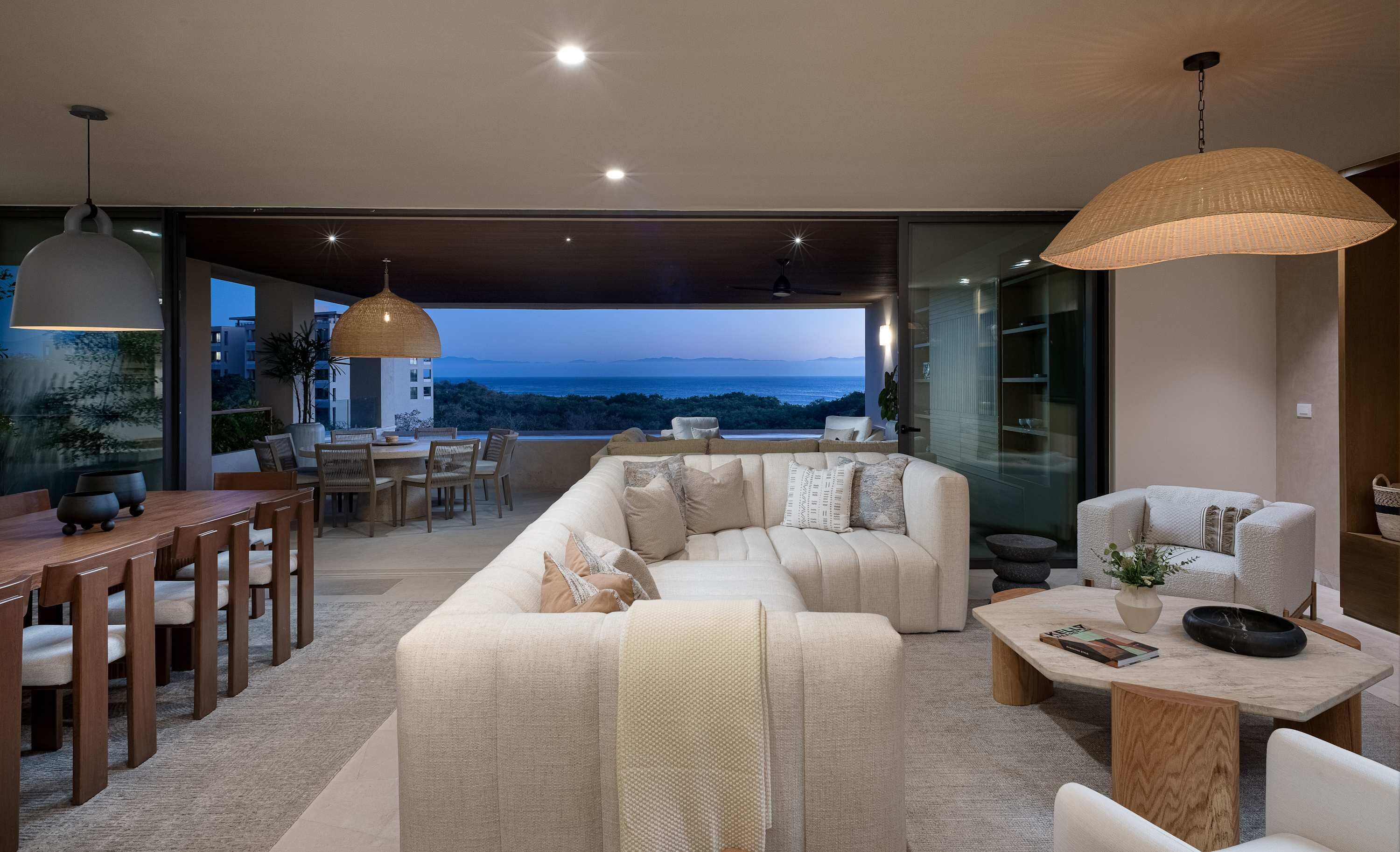 Smart-TV, Videospiele, DVD-Player, Tischfußball