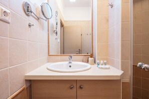 Douche, séchoir à cheveux, serviettes fournies, savon