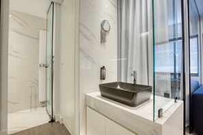 Shower, hair dryer, bidet, towels