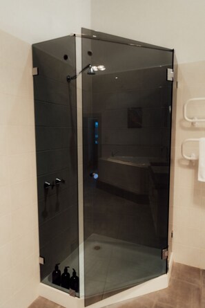 Shower, hair dryer, towels - Charming 2-Bed Apartment in Launceston CBD (Launceston City)