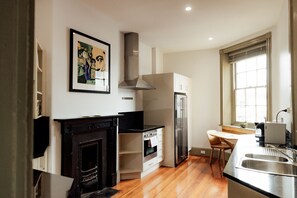 Fridge, microwave, oven, stovetop - Charming 2-Bed Apartment in Launceston CBD (Launceston City)