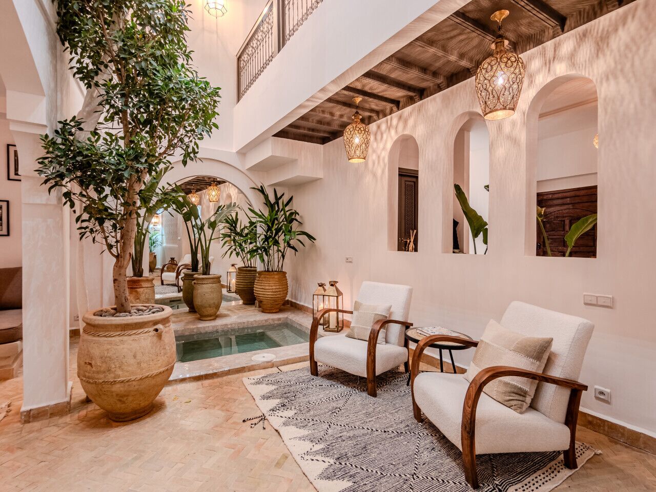 المنشأة من الداخل