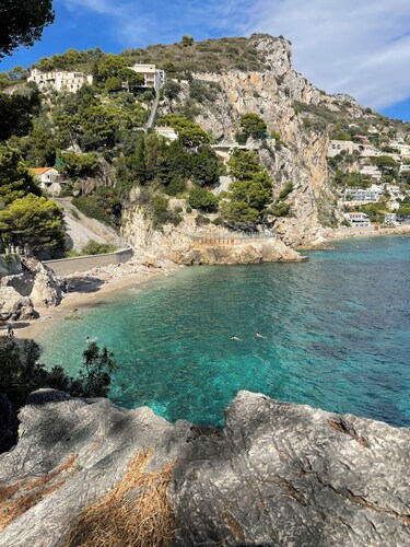 Superb 1-bedroom apartment with sea views, WiFi and AC in enchanting Èze village