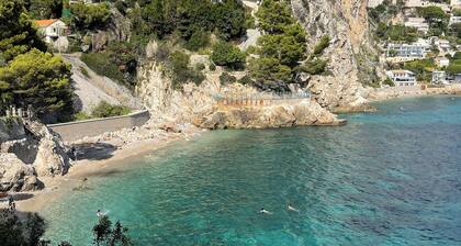 Superb 1-bedroom apartment with sea views, WiFi and AC in enchanting Èze village