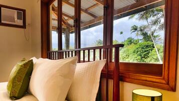 3 sovrum, värdeförvaringsskåp på rummet och skrivbord