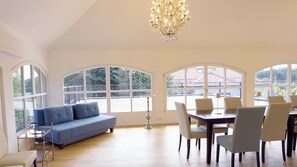 Apartamento Confort, no fumadores, vistas al jardín | Zona de estar | Televisión de pantalla plana de 50 pulgadas con canales por cable