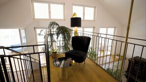 Apartamento Confort, no fumadores, vistas al jardín | Zona de estar | Televisión de pantalla plana de 50 pulgadas con canales por cable