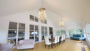 Appartamento Comfort, non fumatori, vista giardino | Area soggiorno | TV a schermo piatto 50 pollici con canali via cavo