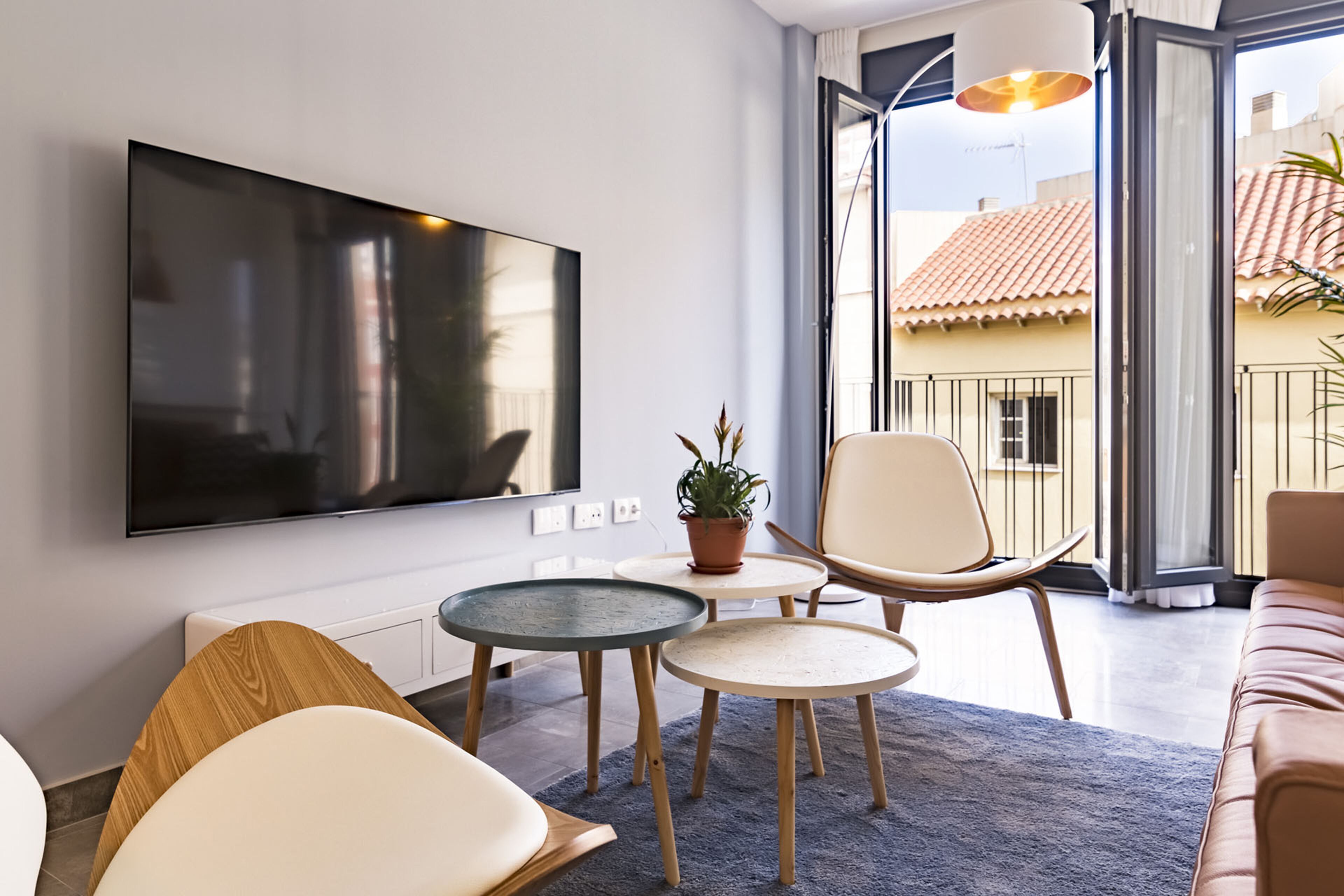 Apartamento Confort, vistas a la ciudad | Zona de estar | Televisión LCD de 70 pulgadas con canales por cable