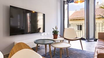 Căn hộ tiện nghi đơn giản, quang cảnh thành phố | Khu phòng khách | TV LCD 70-inch có truyền hình cáp