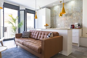 Comfort Apartment, City View | Living area