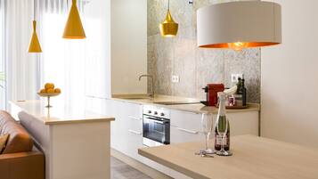 Căn hộ tiện nghi đơn giản, quang cảnh thành phố | Bếp riêng | Tủ lạnh, bếp nấu, máy rửa bát, dụng cụ pha espresso