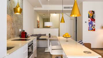 Apartamento Confort, vistas a la ciudad | Cocina privada | Frigorífico grande, placa de cocina y lavavajillas