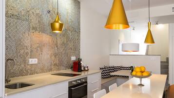 Apartament Comfort, vistes a la ciutat | Cuina privada | Frigorífic gran, placa de cuina, rentaplats i cafetera exprés