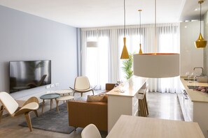 Comfort appartement, uitzicht op de stad | Woonruimte | Een 70-inch lcd-televisie met kabelzenders