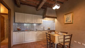 Appart'hôtel, accessible aux personnes à mobilité réduite, vue jardin | Cuisine privée | Réfrigérateur dans l'espace commun
