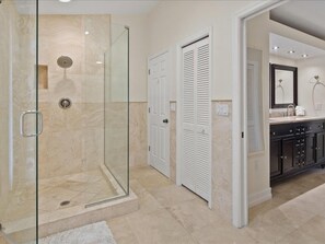 Shower, hair dryer, towels - Fishermans Delight - Direct Access to the Gulf . (Marco Island)