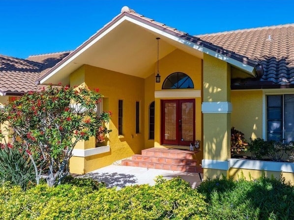 Exterior detail - Waterfront 3BR, 2BA home with heated pool, Wi-Fi, and marina access. (Marco Island)