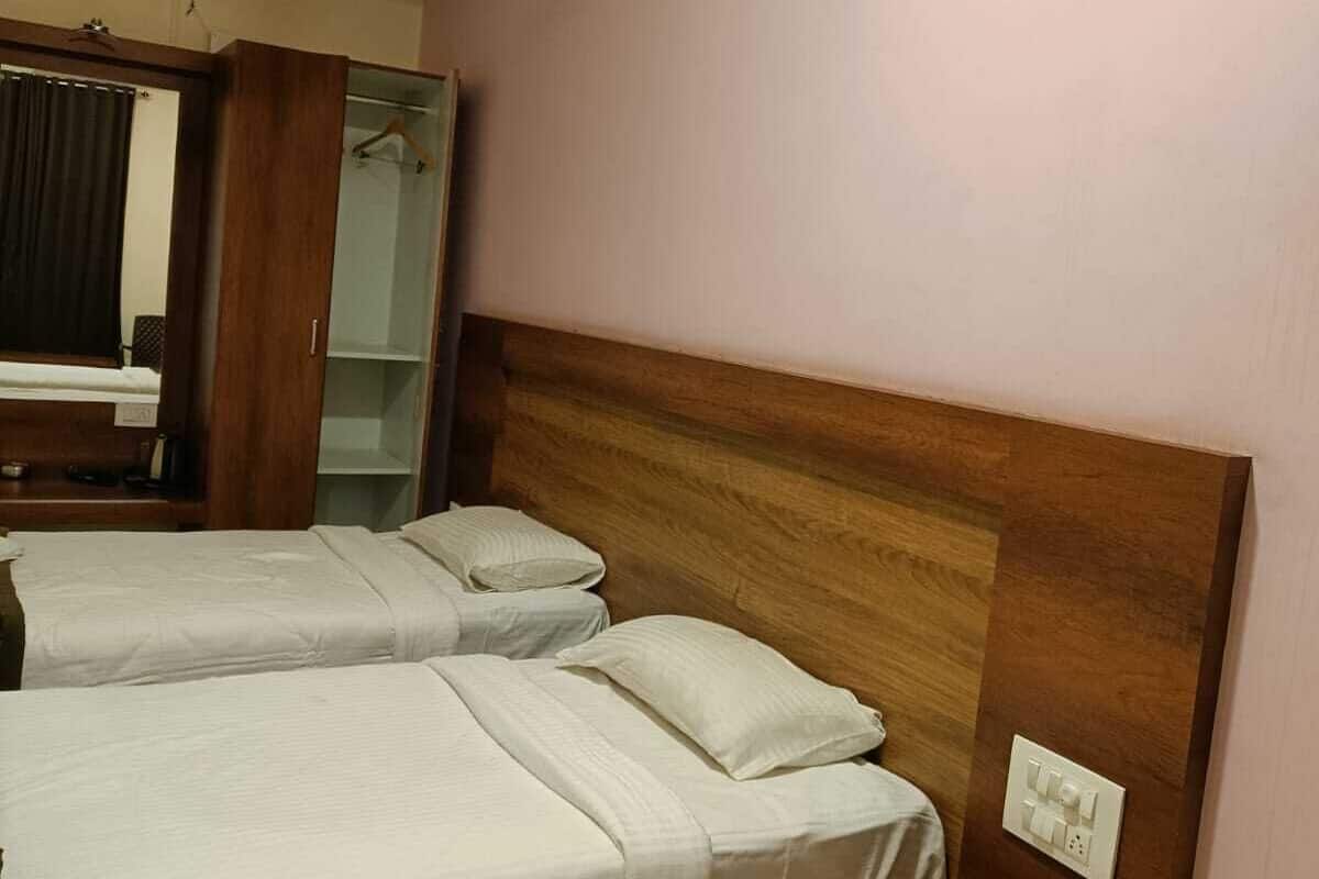 Makuuhuoneessa on kaksi sänkyä, puinen pääty, yöpöytä ja kattotuuletin.