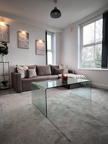 Cozy Getaway Minutes From Old Trafford, Trafford Centre & Other top Attractions!