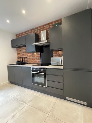 Fridge, microwave, oven, stovetop - Cozy Getaway Minutes From Old Trafford, Trafford Centre & Other top Attractions! (Urmston)