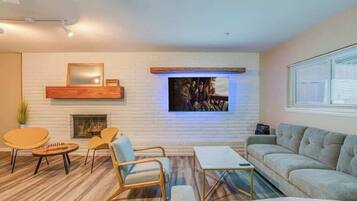 Télévision, cheminée, espaces bureaux