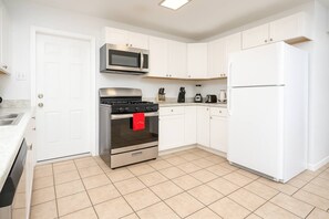 Fridge, microwave, oven, stovetop - Fun 3bed/2Bath home with pool (San Antonio)