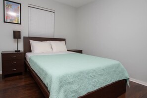 3 bedrooms, iron/ironing board, travel cot, WiFi - Fun 3bed/2Bath home with pool (San Antonio)