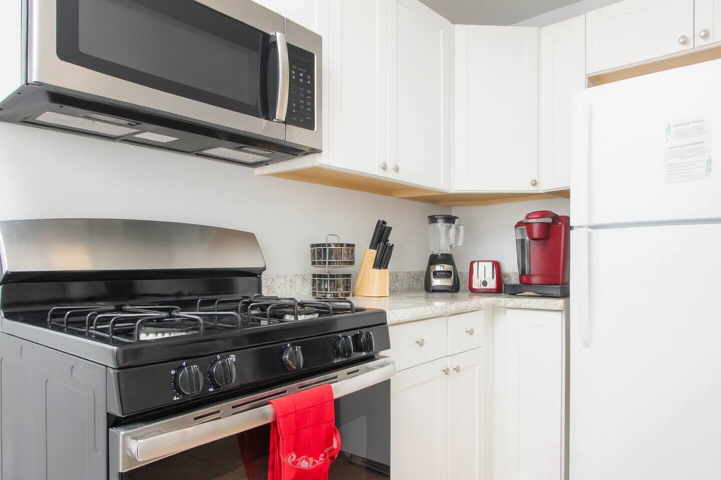 Refrigerador, microondas, horno y parrilla de estufa 