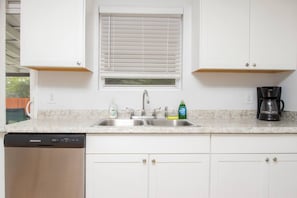 Fridge, microwave, oven, stovetop - Fun 3bed/2Bath home with pool (San Antonio)