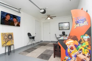 Games room - Fun 3bed/2Bath home with pool (San Antonio)