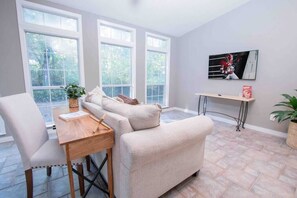 Una televisión, libros, una oficina