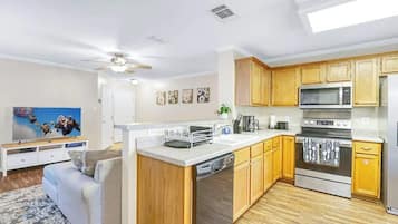 Kjøleskap, mikrobølgeovn, ovn og kokeplater