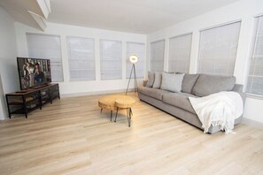 TV, offices - Beautiful Family Home Mins to Lackland (San Antonio)