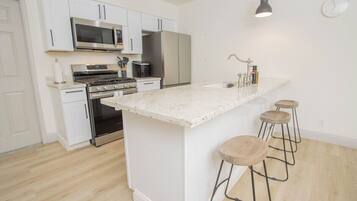 Frigorífic, microones, forn i placa de cuina