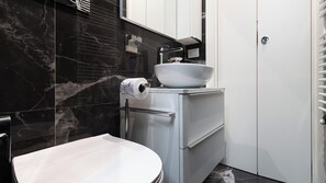 Apartemen (1 Bedroom) | Kamar mandi | Shower dan kloset