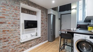 Apartemen (1 Bedroom) | Dapur pribadi | Kompor, mesin espresso, ketel listrik, dan kursi makan untuk bayi
