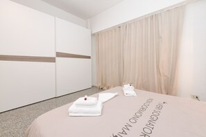 Iron/ironing board, free WiFi, bed sheets
