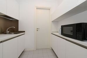 Geladeira, micro-ondas, lava-louças, cafeteira/chaleira