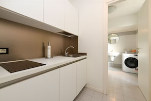 Refrigerador, microondas, lavavajillas y cafetera y tetera