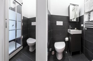 Haartrockner, Bidet, Handtücher, Seife