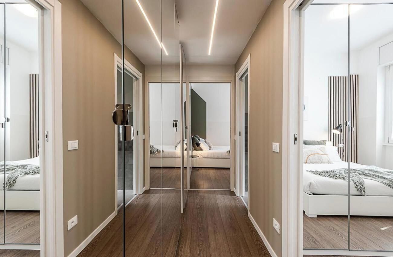 Une chambre moderne avec une cloison en verre, un canapé-lit et une table de chevet.