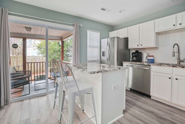 Fridge, microwave, oven, stovetop - Chucktown Charm- 8 mins to Credit One (Charleston)