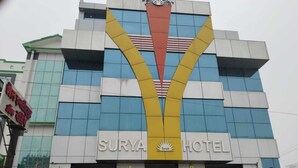 Η εξωτερική όψη του ξενοδοχείου Surya, με το εμφανές λογότυπο και τις επιγραφές του.