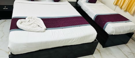 Habitación Deluxe, vista a la ciudad | Caja de seguridad en la habitación y escritorio