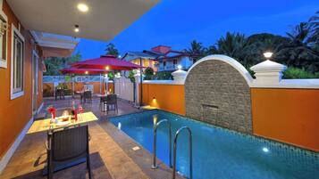 Una piscina techada, una piscina al aire libre